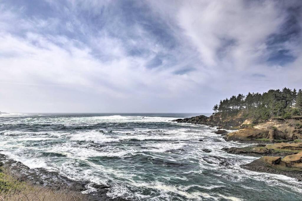 Modern Oregon Retreat W/ Deck, Hot Tub, Ocean View Depoe Bay Luaran gambar