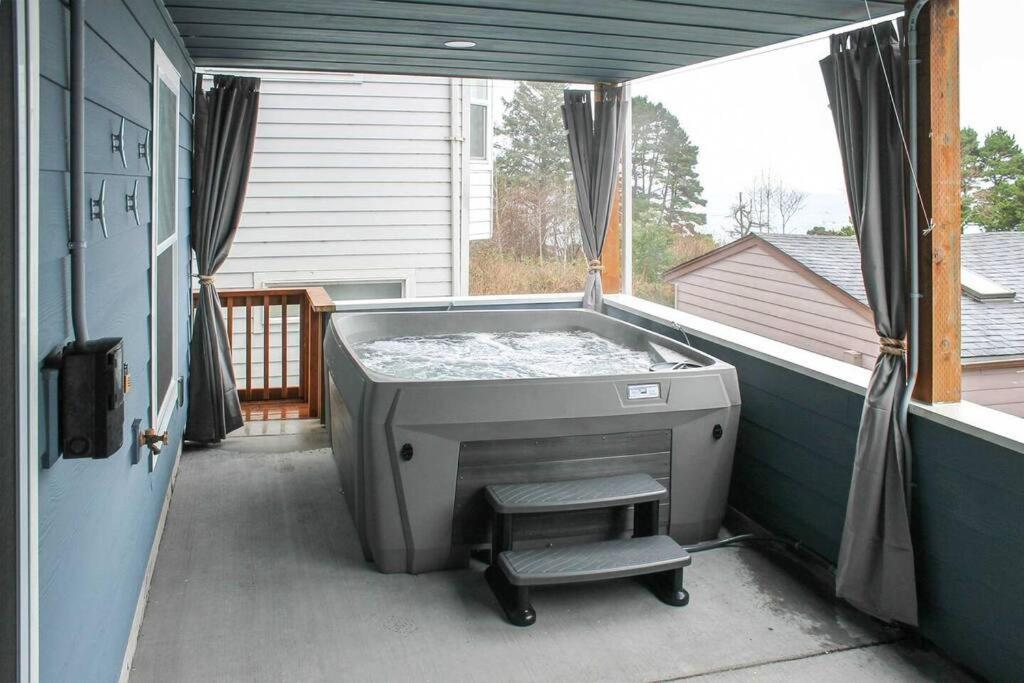 Modern Oregon Retreat W/ Deck, Hot Tub, Ocean View Depoe Bay Luaran gambar